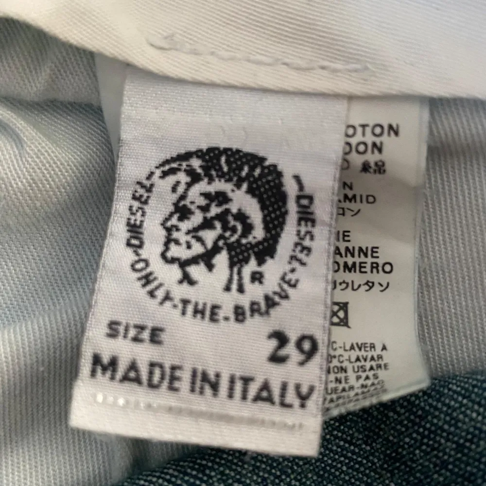 flare/bootcut lågmidjade jeans från diesel med grön ton. Dom är använda men är inte slitna och har inga defekter. Pris kan diskuteras!. Farkut & Housut.