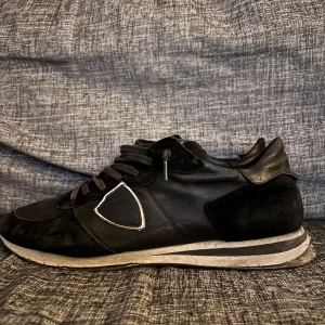 Philippe Model trpx - Slitna Philippe Model skor. Lämnar man in de till skomakare så blir dom bra. skadorna som finns ser ni på bilderna. Hör gärna av dig om det är något du funderar över. (Box ingår) Leon