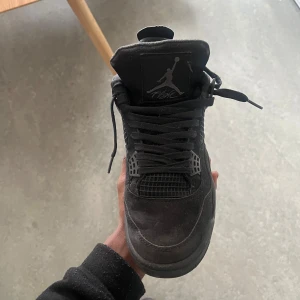 Jordan 4 Black Cat - Skorna är i bra men använt skick, brukade vara en favorit men har tyvärr inte använts på länge så väljer att sälja. Små defekter finns men ingenting som påverkar skon. Priset kan diskuteras vid snabb affär. Storlek 41 men hade även passat 42 bra och 43 lite tajt.
