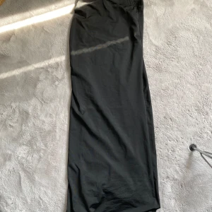 Svart långkjol från Shein - Säljer en elegant svart långkjol från Shein i storlek Petite XS. Kjolen har en stilren design med en smickrande passform och är perfekt för olika tillfällen. Tillverkad i ett mjukt och bekvämt material.