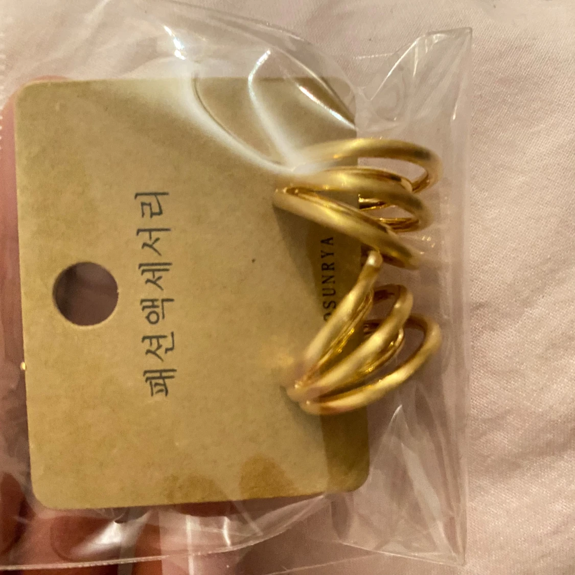 Guldörhängen i spiraldesign