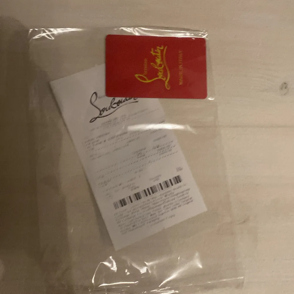 Snygga svarta skor från Christian Louboutin med den ikoniska röda sulan. Perfekta för att ge en lyxig touch till din outfit. Skorna har en klassisk design med snörning.. Kengät.