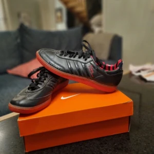 Adidas Samba Star Wars Edition - Säljer ett riktigt snygga inomhusskor från Adidas. Väldigt sällsynta, och nästan oanvända! Går för runt 3000 kr på Ebay. Storlek 42. Skriv om ni har några frågor! 😊