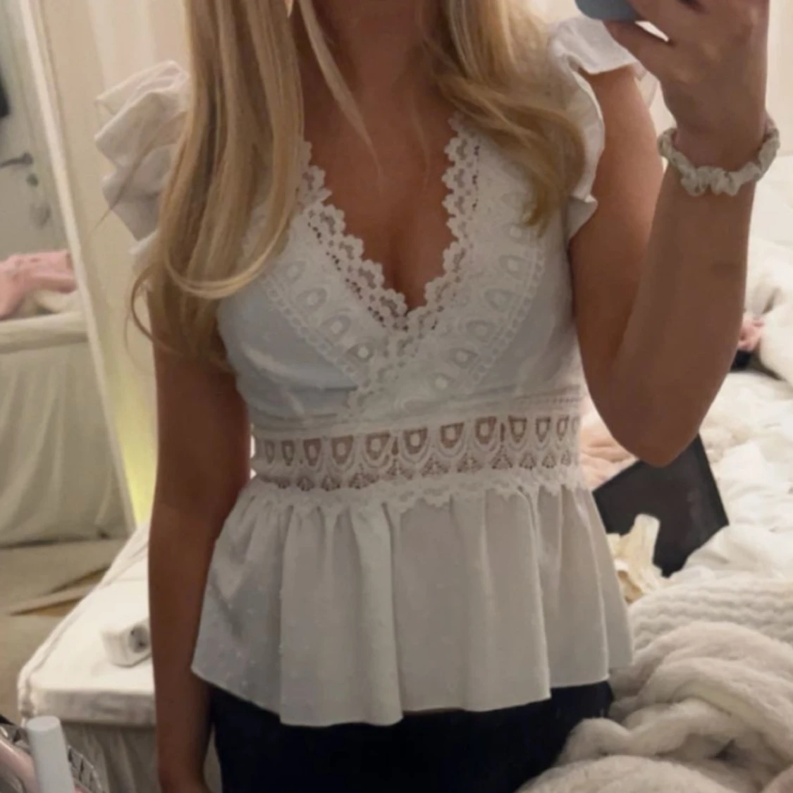 Vit blus med spetsdetaljer