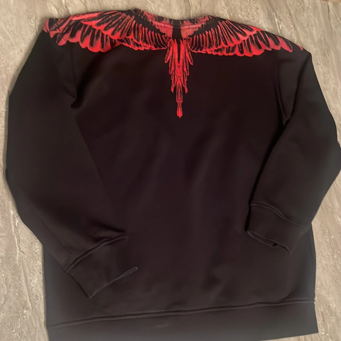 Svart tröja med röd vingdesign från Marcelo Burlon - 1