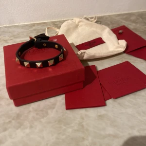 Valentino armband  - Bra skick och box och mycket andra saker följer med som är på bilderna. Såklart äkta. Nypris 3000kr. Skriv för frågor 