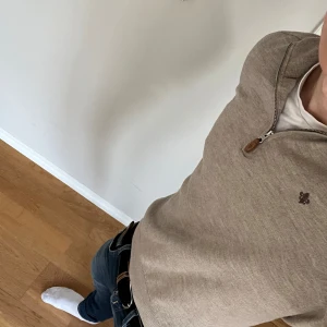 Beige tröja från Morris - Säljer denna sjukt feta half zippen från Morris i 100% merinoull. Tröjan är i skick 10/10