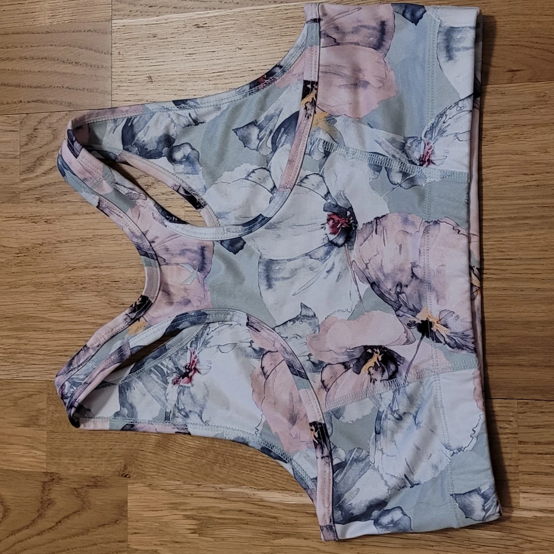 Blommig sporttopp från SOC - 1