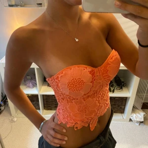 Korsett top - Jätte fin aprikos topp har som flera bh spenen där bak så skulle säga att alla från xs- m kan ha den, cupan är B/C. Bilderna är inte mina då den ej satt fint på mig, helt oanvänd av mig men köpt av en annan person på plick. Priset gå att diskutera