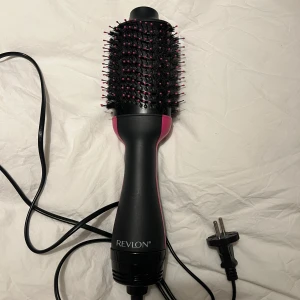 Revlon värmeborste - jättebra luftvärmeborste från revlon som stylar jättefina blowouts💕knappt använd