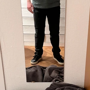 Svarta jeans slim/relaxed - Säljer ett par svarta jeans i slim/relaxed fit. De är väldigt bra skick, använt ett par gånger bara. Säljer då jag inte använder de så mycket längre. Märket är Dobber. 