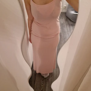Ljusrosa långklänning från Gina Tricot - Säljer en jättefin ljusrosa långklänning från Gina Tricot. Klänningen är en tajt modell med mjukt material som faller fint. Endast använd 1 gång, storlek M. Säljer pga för stor💕Originalpris 300kr