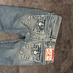 True religion jeans  - Super lågmidjade true religion jeans. Inte helt skinny skulle mer säga raka!🥰innerbenslängden är ca 80 o midje måttet ca 35-36