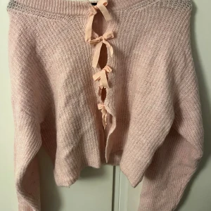 Rosa stickad tröja från Gina Tricot - Super söt stickad tröja från Gina, knappt använd💗