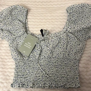 Helt ny Blommig topp från H&M💐 - Säljer en söt blommig topp från H&M. 🌸