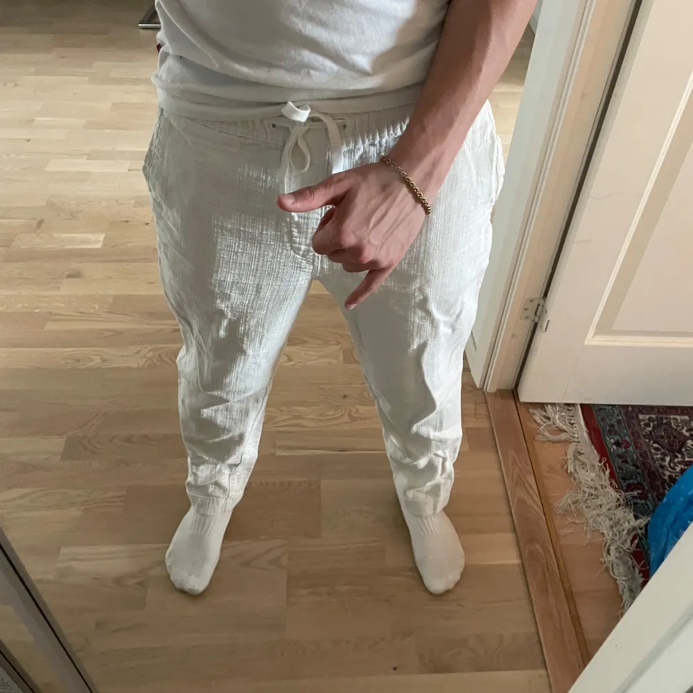 Säljer ett par vita linnebyxor från Zara med snörning i midjan. Byxorna har en avslappnad passform och är perfekta sommaren. Passar S/M-L! De är tillverkade i ett lätt och luftigt material som ger en skön känsla. Skriv om du har frågor. . Farkut & Housut.
