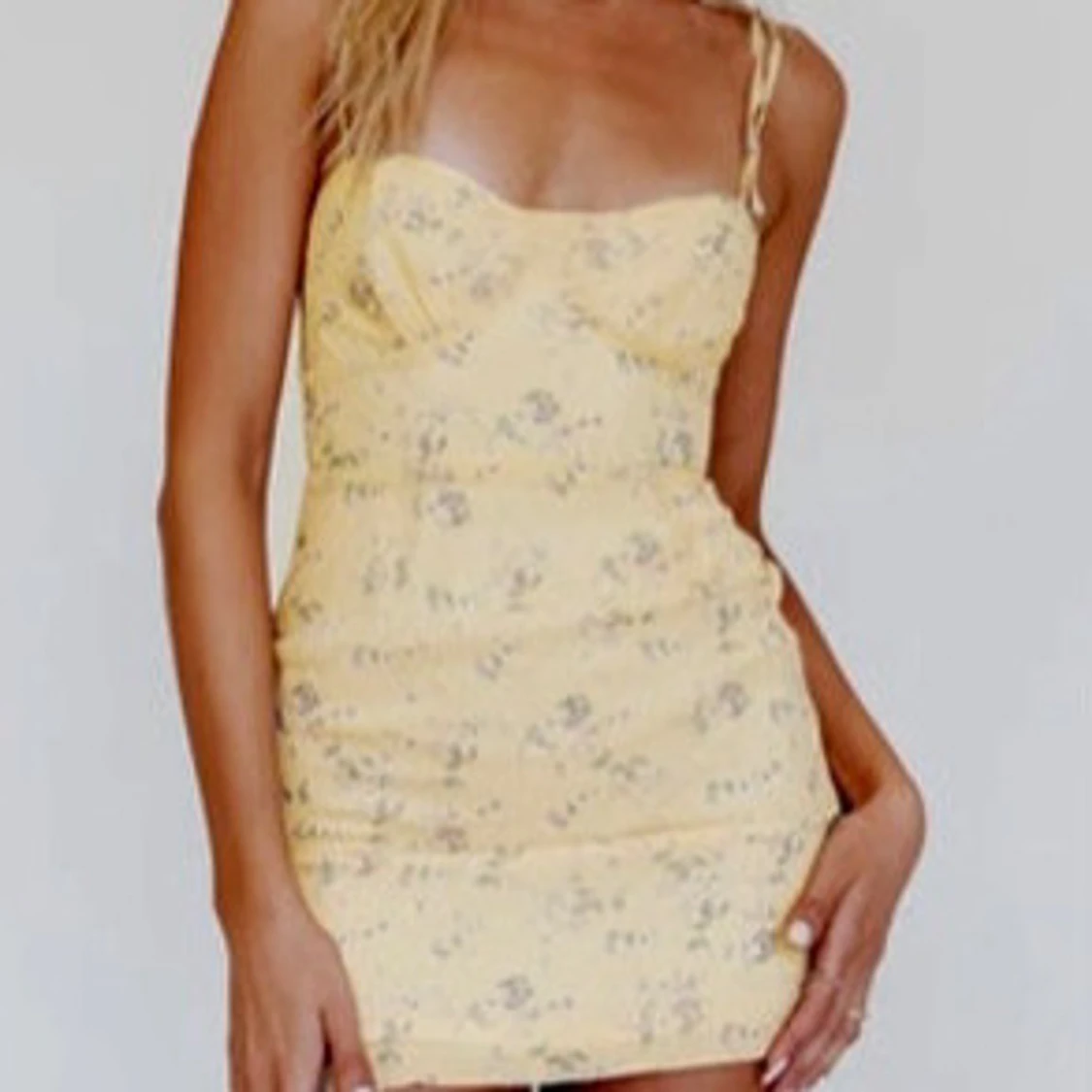 Gul blommig klänning från Princess Polly