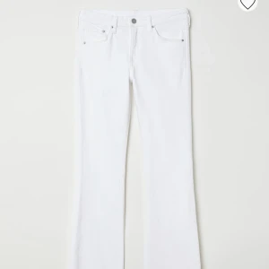 Bootcut jeans  - Vita bootcut jeans från H&M som är helt slutsålda , köpta på Plick därav bortklippt lapp