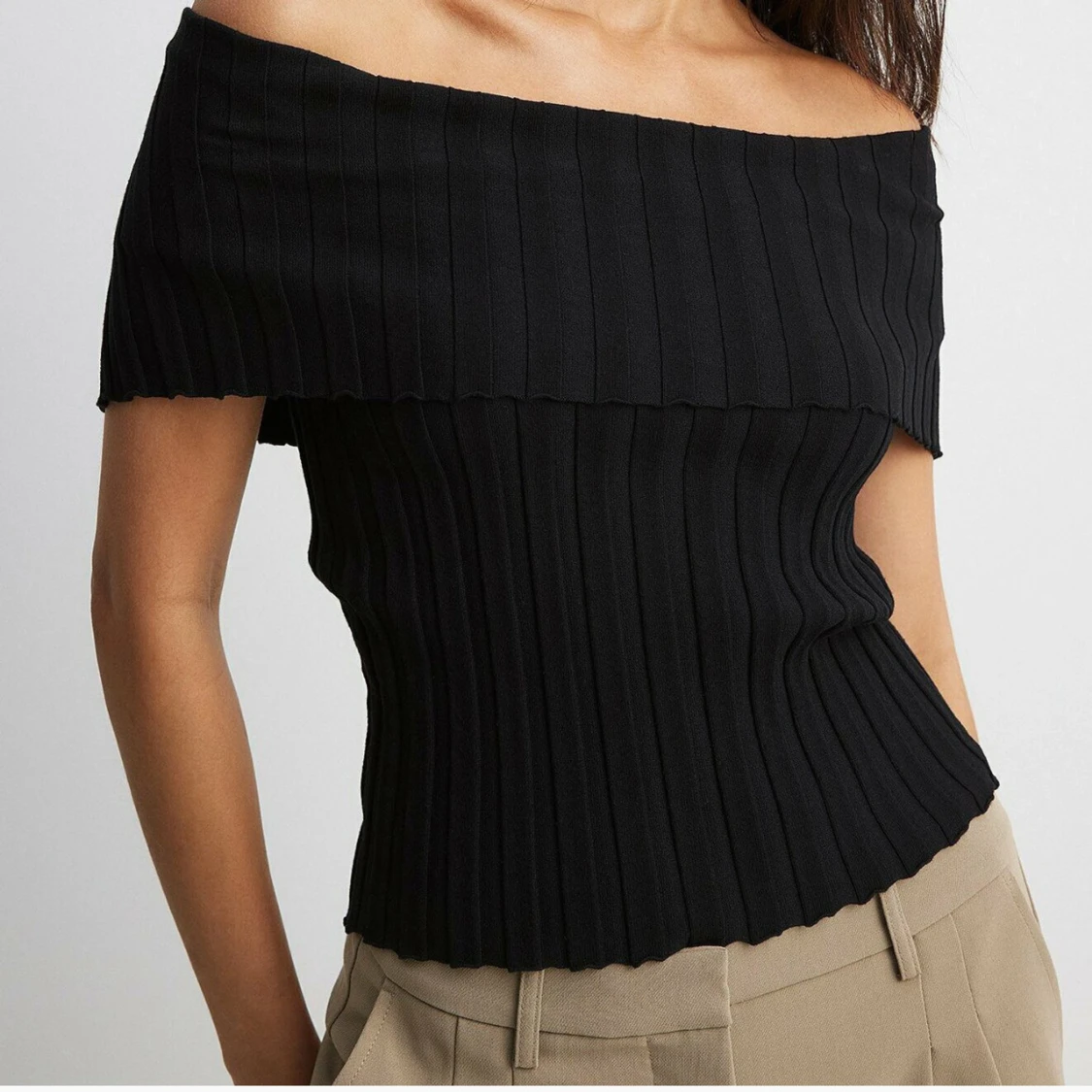 Svart offshoulder ribbad topp