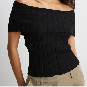 Svart offshoulder ribbad topp - Säljer denna svarta toppen. Den har använts 1 gång och är i väldigt bra skick, den sätter sig väldigt fin om kroppen.