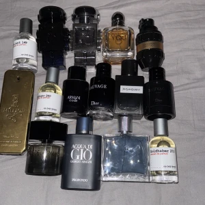 Samling av parfymer - En samling av olika parfymer inklusive märken som Paco Rabanne, Dior, Giorgio Armani och Yves Saint Laurent. Flaskorna varierar i design och färg, från den guldiga 1 Million till den mörka Sauvage. Perfekt för den som vill ha en varierad doftgarderob. Kom med bud på alla olika och bundles blir billigare 