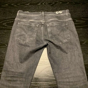 Dondup george - Snygga grå jeansbyxor med klassisk femficksdesign. Byxorna har en normal passform och är tillverkade i ett slitstarkt material. Perfekta för en avslappnad stil.