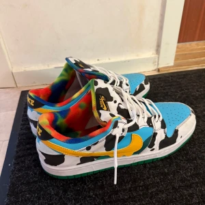 Ben & Jerrys Dunks Nike - Säljer ett par Ben & Jerry Nike sneakers med ett iögonfallande mönster. Skorna är använda 1 gång och kommer med lådan vid salu. Skriv vid eventuella frågor!