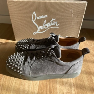 Louboutin skor  - Louboutin skor som jag nästan aldrig använt endast tappat en spik och är i väldigt bra skick                     Pris kan diskuteras vid snabb affär
