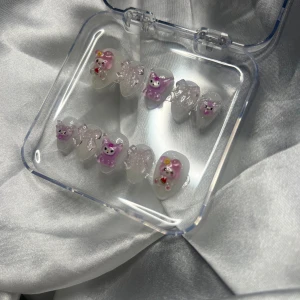 Kuromi & Mymelody Short Almond - Mått: 15-11-12-11-9 (MM) Handgjorda lösnaglar av högsta kvalitet!✨Vid rätt applicering & borttagning kan man använda dem flera gånger! Du får med prepkit & instruktioner💕