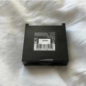 Maybelline Fit Me Matte + Poreless Puder - Säljer ett Maybelline Fit Me Matte + Poreless puder i nyansen 105 Natural Ivory. Perfekt för att få en matt och jämn finish. Kompakt förpackning som är lätt att ta med sig.