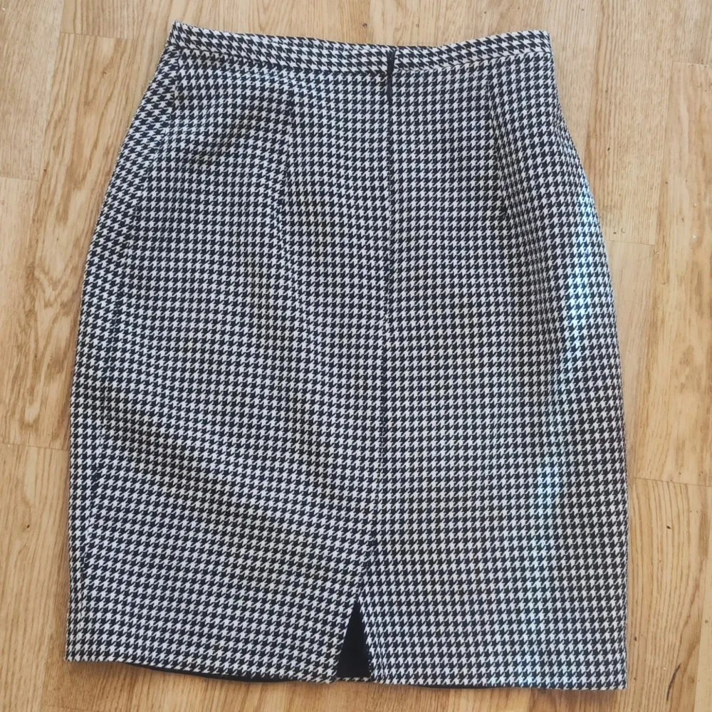 Snygg svartvit rutig kjol från H&M:s Woman Collection. Kjolen har en klassisk pennkjolssilhuett med en liten slits baktill för extra rörelsefrihet. Perfekt för en stilren look.. Hameet.