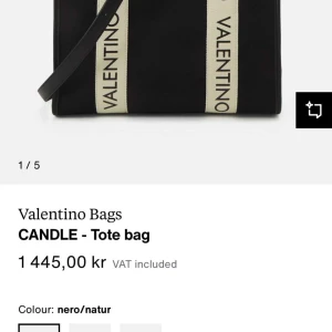 Valentino Tote Bag - Köpte denna Valentino  väskan för ca 1 månad sen. Väskan är köpt från Zalando för 1445 kr. Har aldrig används så den är i nytt skick. Säljer den då jag trodde den skulle vara mindre. Jag säljer den nu för 1200, pris går att diskutera.