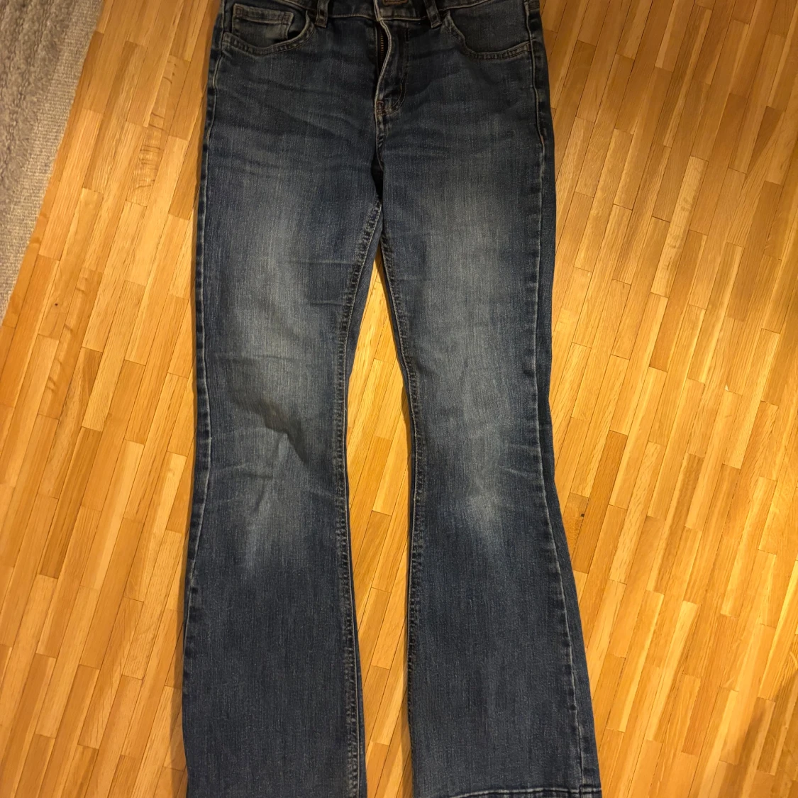 Blå bootcut jeans