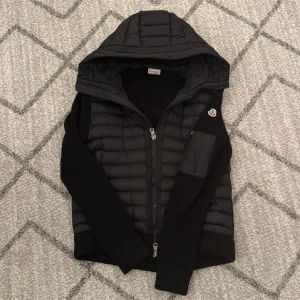 Moncler cardigan  - Snygg moncler cardigan i topp skick. Perfekt för en stilren outfit. Vid fler frågor tveka inte på att höra av dig. Storlek L men passar M