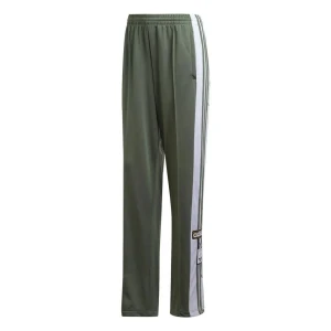 Gröna träningsbyxor från Adidas - Snygga gröna träningsbyxor från Adidas med vitt på sidan  och knappar längs benen. Byxorna har elastisk midja🤩💕