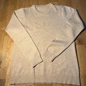 Sweatshirt  - Sweatshirt i galet skönt material. Passar till allt! Strl S. Hör av dig om du har frågor’