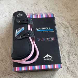 Veredus benskydd  - Helt oanvända veredus benskydd strl S. Färgen finns ej kvar att köpas i butik/ online. Nypris: 1899kr Mitt pris 899kr + frakt. Kontakta innan köp nu❣️🤗Kan tänka att gå ned i pris