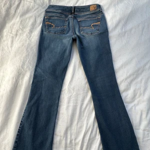 Låg midja bootcut/flare jeans - Lågmidjade bootcut jeans från American Eagle Outfitters. Som helt nya. Inga skavanker eller slitningar alls. Strechigt tyg. Fråga gärna om mått (har bild på de).  Fråga gärna vid fler frågor💕