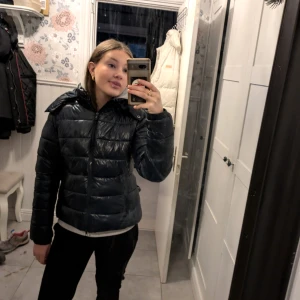 Lager jacka 🤍 - Använd fåtal gånger väldigt bekväm priset går att diskutera 🤍