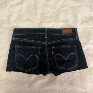 Lågmidjade shorts Levis  - Säljer dessa sååå snygga och jätte lågmidjade jeansshorts ifrån Levis som är i bra skick 💘måttet rakt över är 34cm 💗💗 