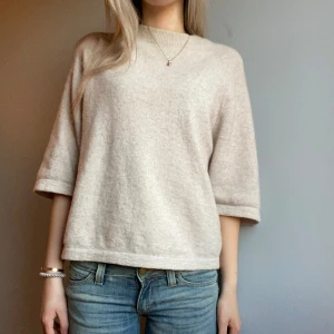 other stories tröja - stickad tröja från other stories i storlek s💗köpt för 790 säljer för 399 men pris kan såklaty diskuteras vid snabb affär💗bara att skriva för fler bilder