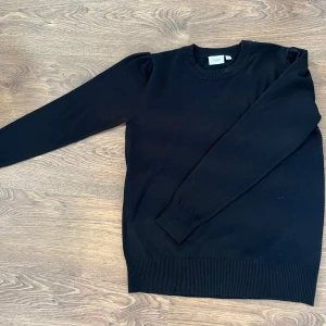 Svart tröja från Saint Tropez - Säljer nu min svarta enkla finstickade topp. Aldrig använts. Storlek XL och sann till storleken. Säljer för 120kr💗