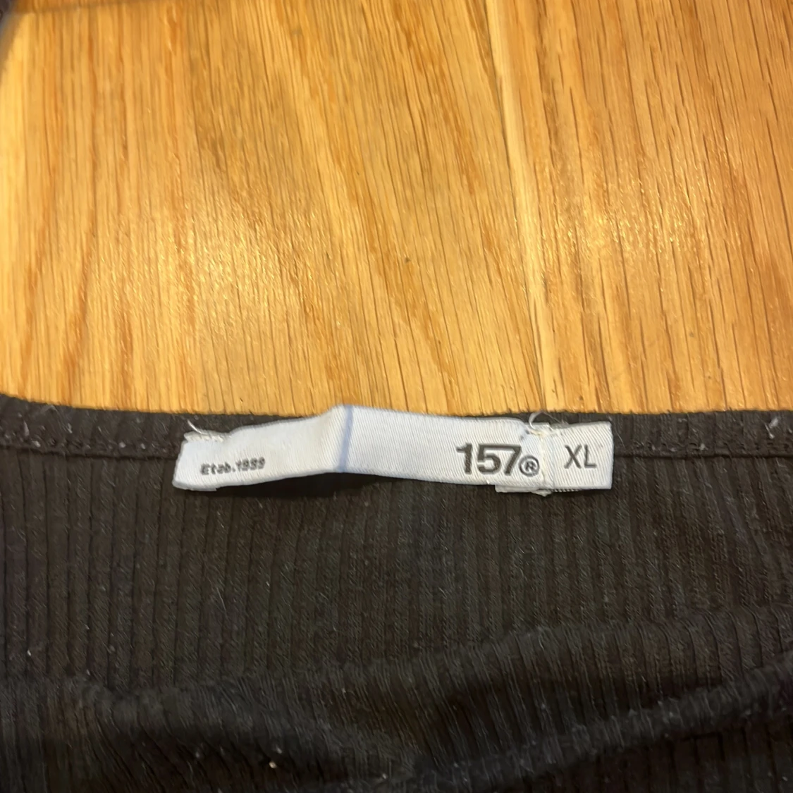 Svart ribbad linnetopp - 2