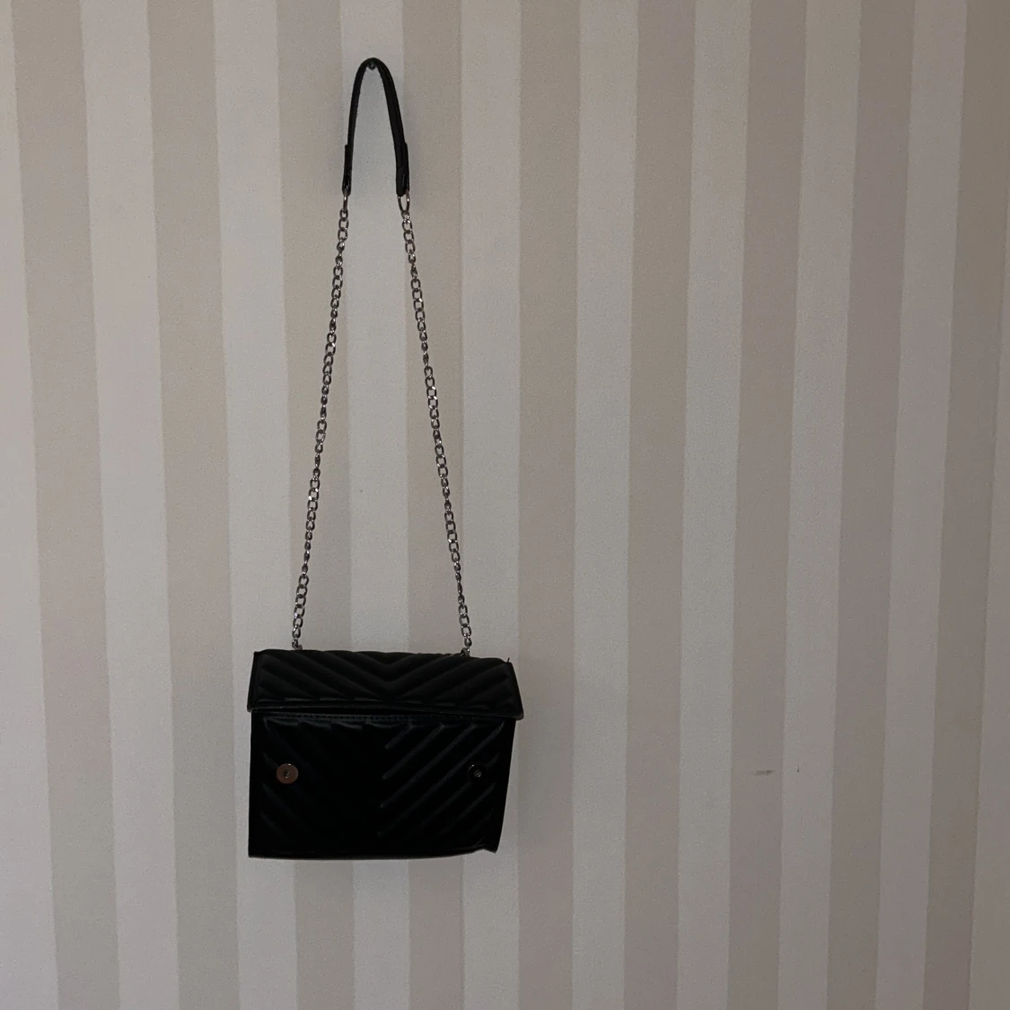 Svart quiltat axelväska med kedja - 4