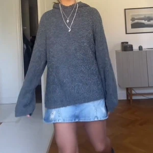 Grå stickad tröja - Säljer min mysiga hoodie från arket!❤️