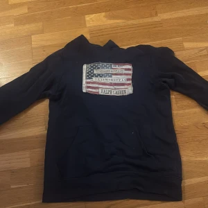 Ralph Lauren Hoodie - Hej! Säljer nu en skitsnygg Ralph lauren hoodie i storlek M, tveka inte att höra av er vid frågor! Skick 10/10, använd endast fåtal gånger 