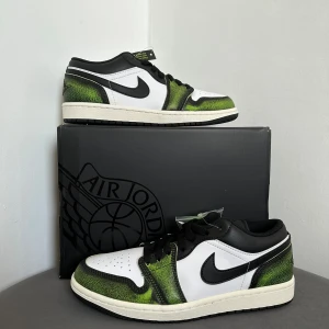 Jordan 1 Low Electric Green - Jordan 1 Low Electric Green | Storlek: 40.5 | Helt Nya med Box och Kvitto, Köpta för 1449 kr
