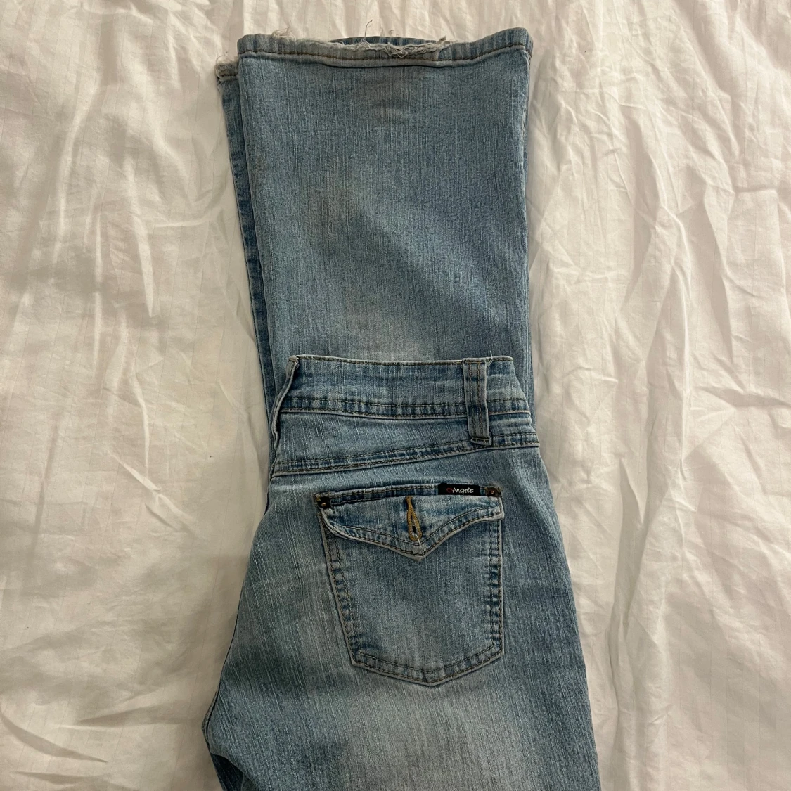 Blå jeans med knappar - 2