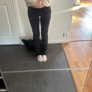 Svarta jeans - Snygga svarta jeans med super låg midja från pepe, nypris runt 800🥰 hittar ingen storlek skulle gissa på w25