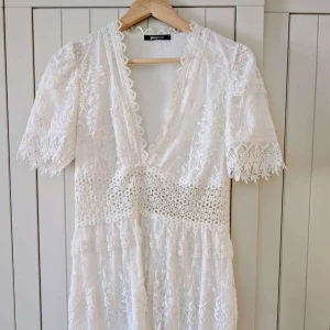 Vit spetsklänning från Gina tricot  - Super fin klänning från Gina tricot passar perfekt till studenten. I väldigt bra skick utan anmärkningar i storlek 38.